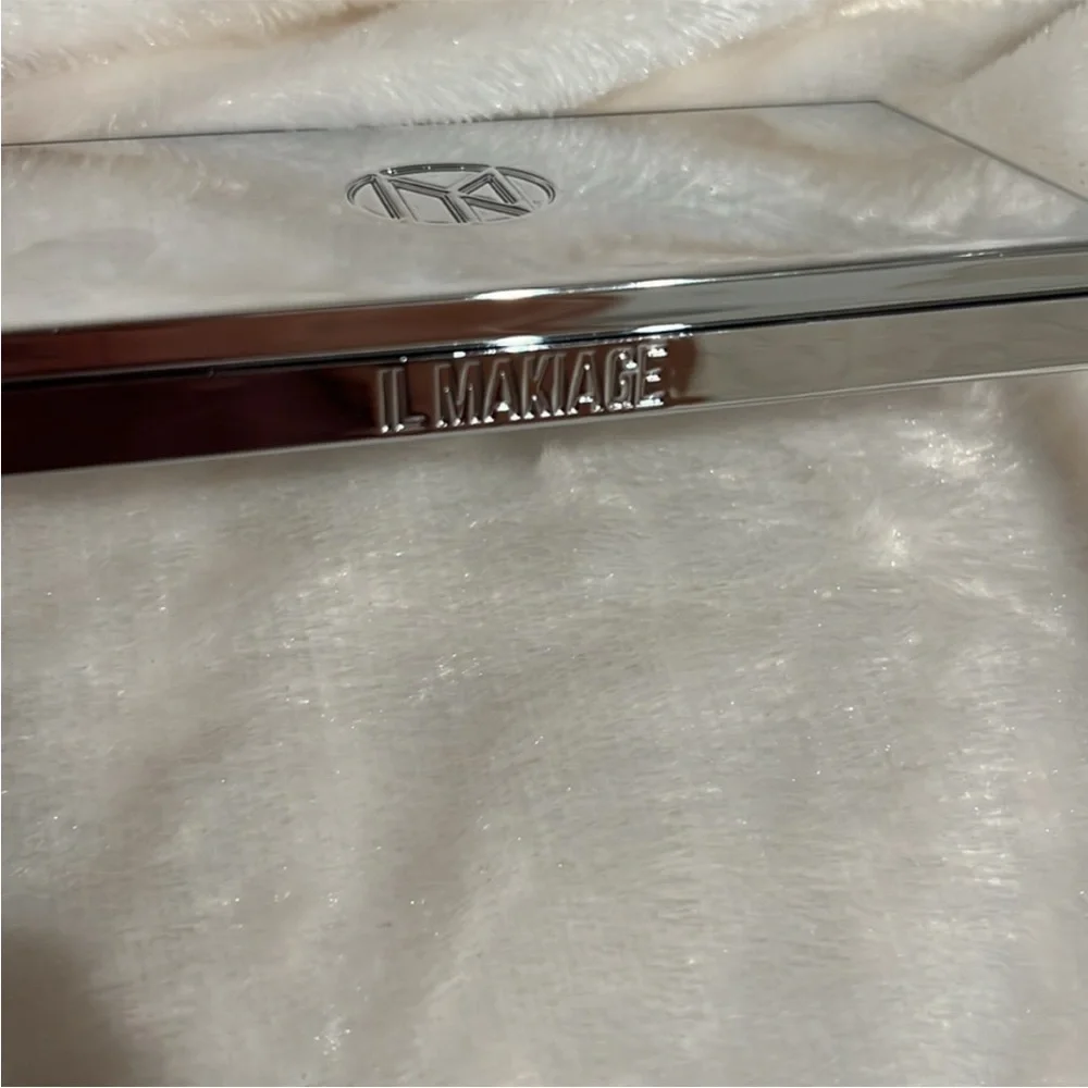 IL Makiage " Treat Yo Self" color boss master eyeshadow palette - Picture 6 of 6